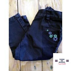Pantalon jeans noir fleurs vertes 