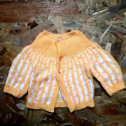 gilet de naissance en laine orange et écru
