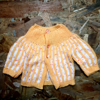 gilet de naissance en laine orange et écru