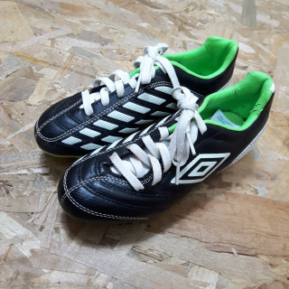 Chaussures de foot noires et vertes