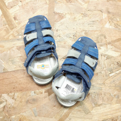 Sandales bleues et grises