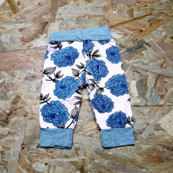 Pantalon en coton rose et gris imprimé fleurs grises et bleues