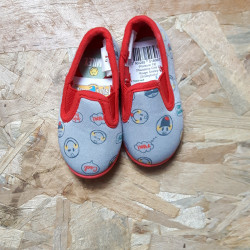 Chaussons gris et rouge smiley