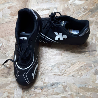chaussure de foot à crampon moulé noir et blanche