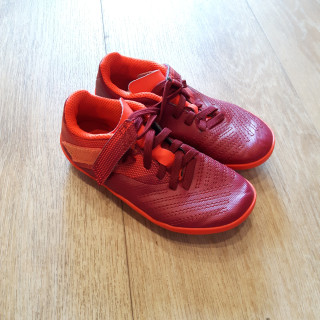 chaussure de foot rouge et orange