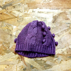 bonnet lainage violet pompon T51