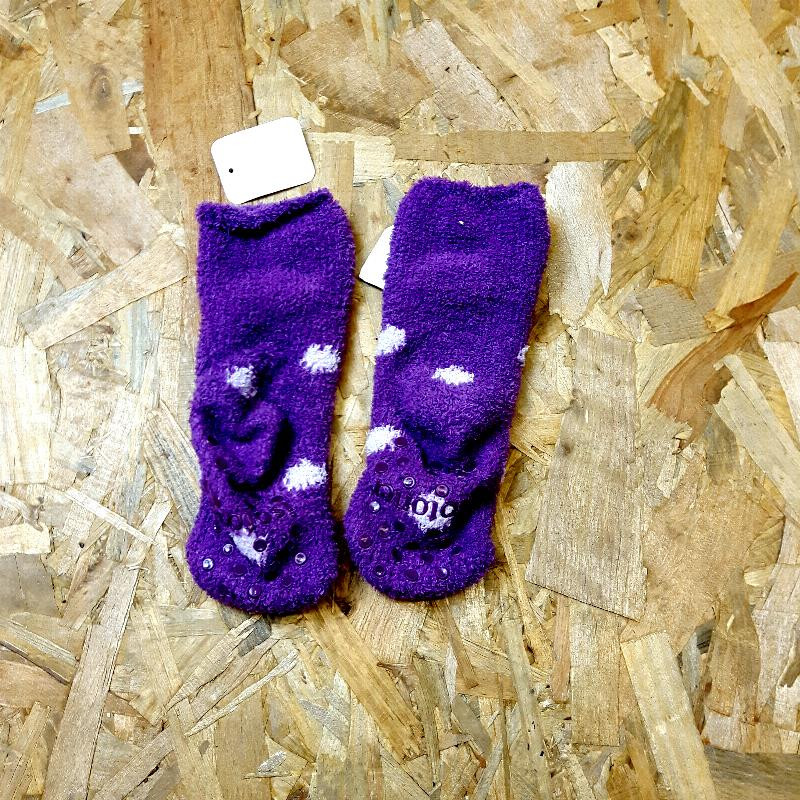 chaussettes chaussons antidérapants violets à pois blanc