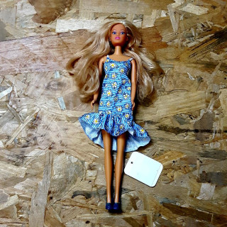 Poupée Barbie blonde robe bleue fleurie escarpin bleu pailleté