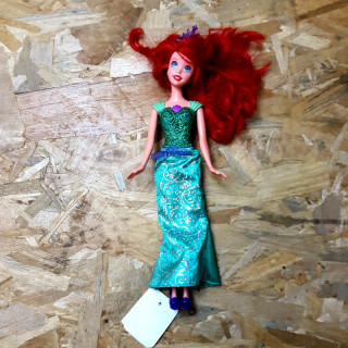 Poupée Barbie Ariel robe verte escarpins violets