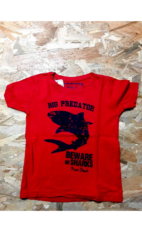 T shirt rouge imprimé requin bleu