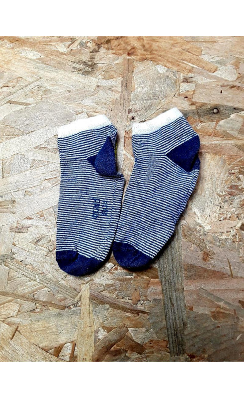 Paire de chaussettes bleu rayé blanche