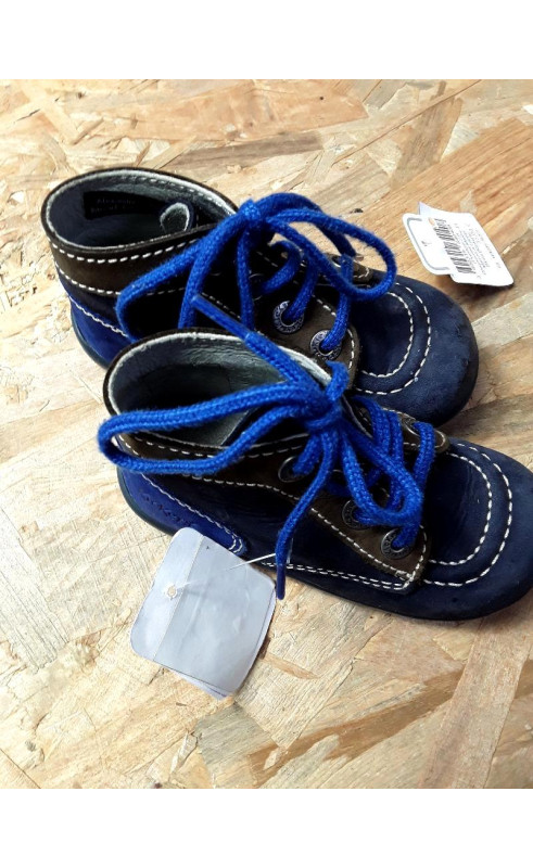 Chaussures marine et marron à lacets bleus