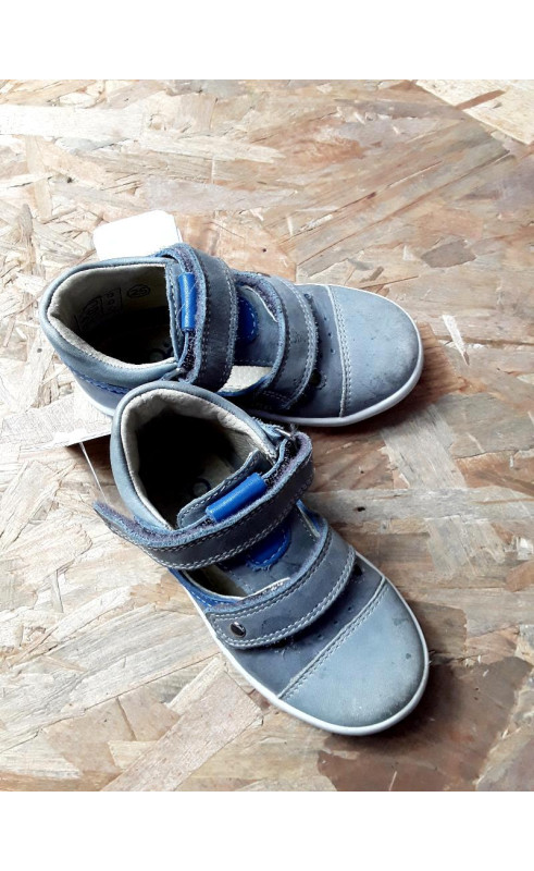 Chaussures ouvertes grises et bleues à scratch
