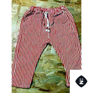 Pantalon rayé rouge et blanc liens blancs