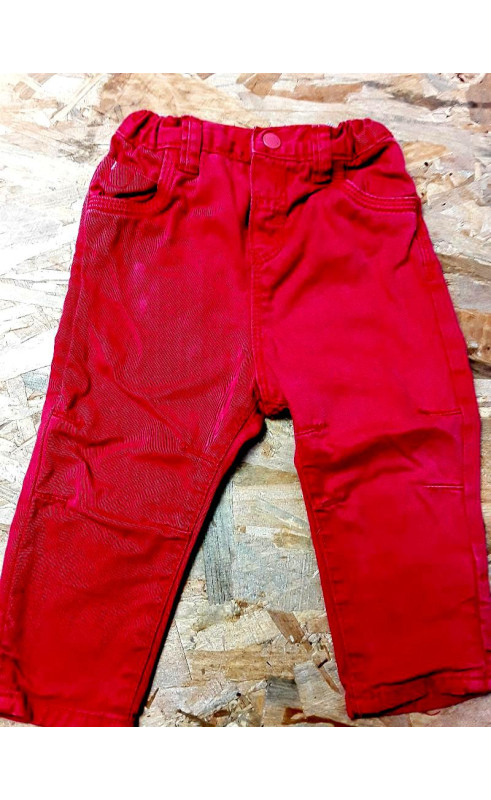 pantalon rouge coutures aux genoux