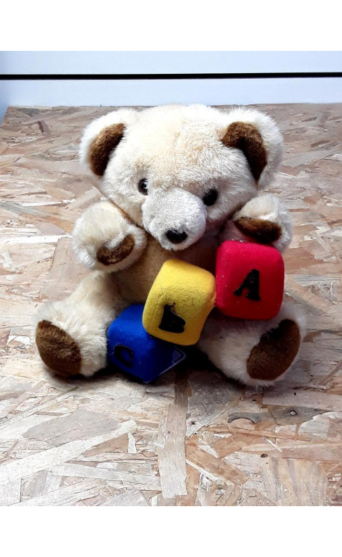 Peluche ourson et cube colorés avec lettres
