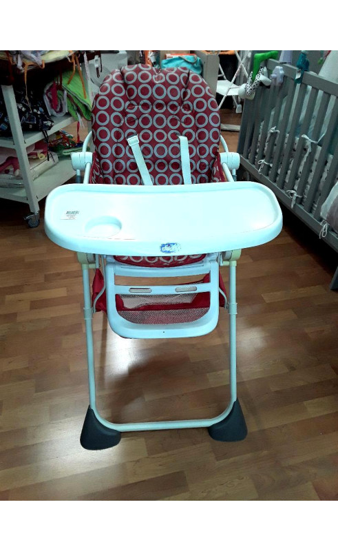 Chaise haute pliante rouge à motifs