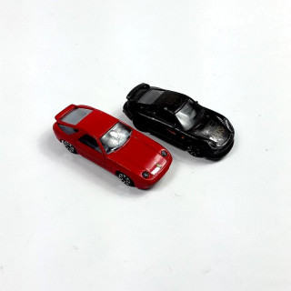 Lot de deux voitures de courses noire et rouge