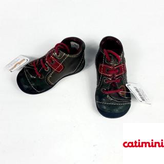 Chaussures en cuir kaki à lactes rouges