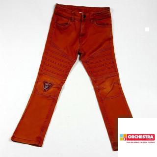 Pantalon marron avec badge sur le genou droit