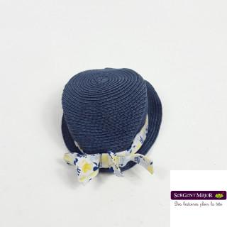 Chapeau bleu avec ruban jaune et bleu