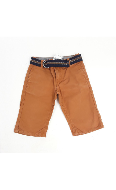 Short marron avec ceinture bleu marine