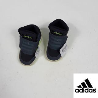 basket haute grise avec logo Adidas vert