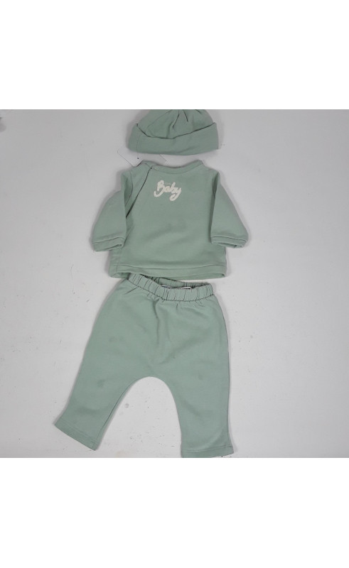 ensemble 3 pièces vert pull et jogging avec un bonnet