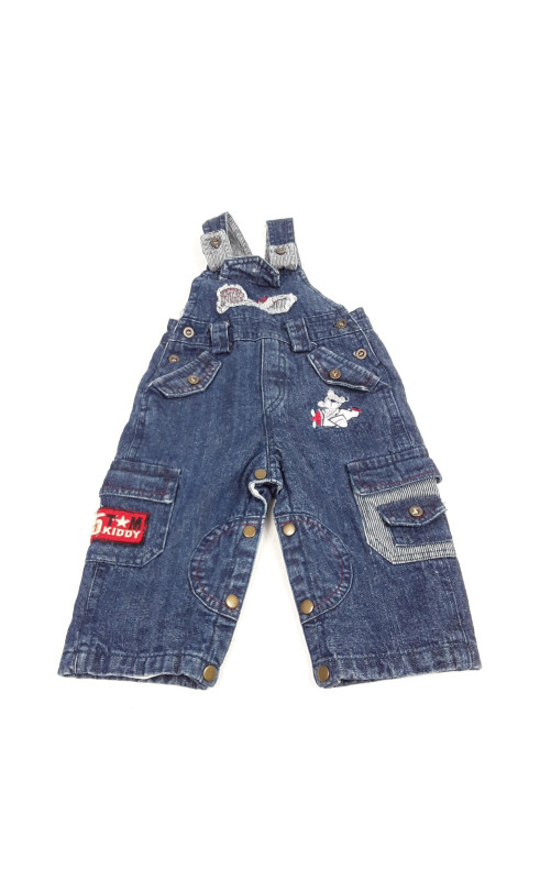 Salopette en jeans motif ourson sur un avion