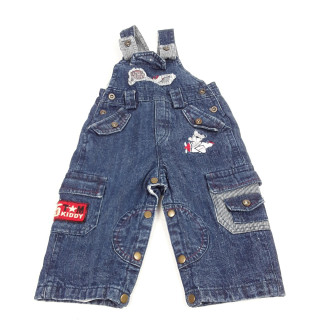 Salopette en jeans motif ourson sur un avion