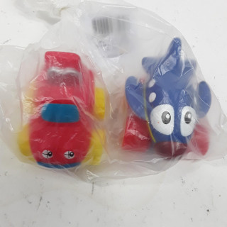 lot de 1 avion bleu et une voiture rouge qui roule