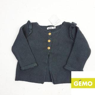 Gilet gris avec 3 boutons avec froufrou au niveau des épaules