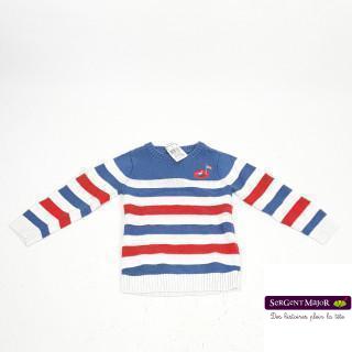 pull bleu avec rayure blanche et rouge motif bateau