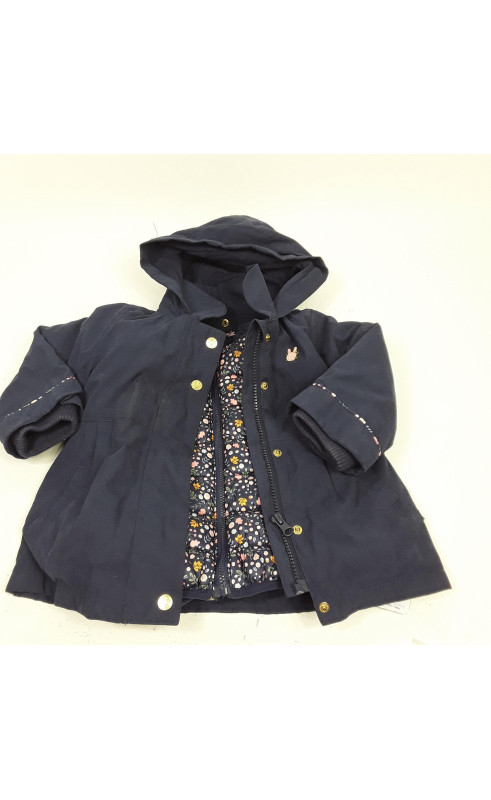 Manteau type parka à capuche bleu et doudoune fleurie