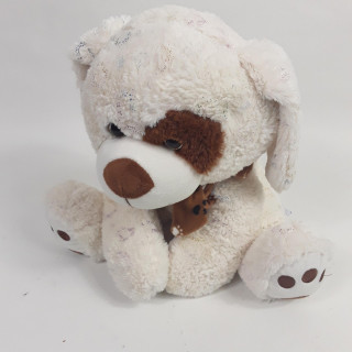 peluche chien blanc avec motif cœur et nœud marron au niveau de coup